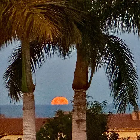 Holliday Village * אדחה